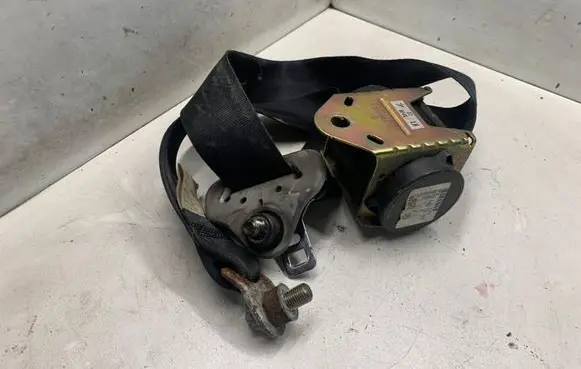 Mazda 3 I Rear seatbelt 0433015