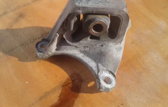 Honda FR-V Engine mount bracket