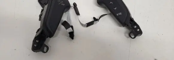 Steering wheel buttons/switches