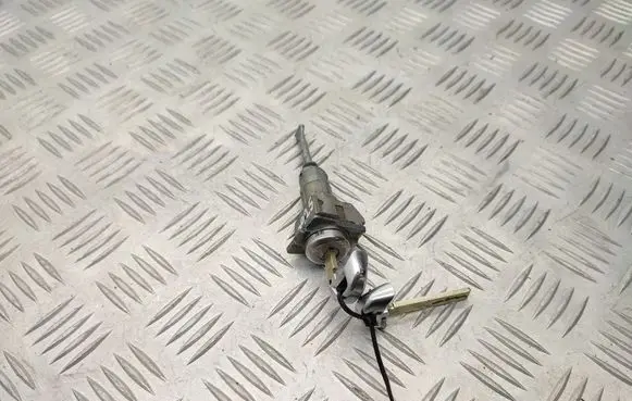 Hyundai i30 Front door lock (next to the handle) 