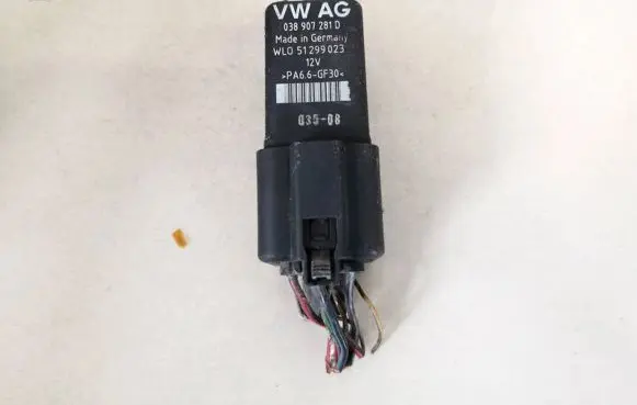 Volkswagen Golf V Glow plug pre-heat relay 038907281d 51299023