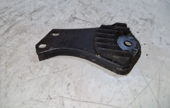 Mercedes-Benz E W212 Engine mounting bracket A2043520146