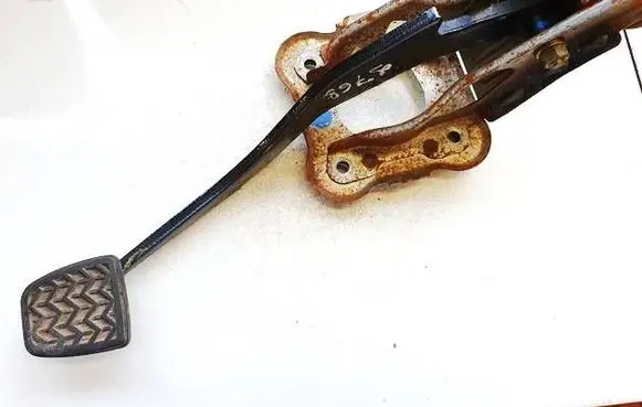 Toyota Avensis T220 Brake pedal 