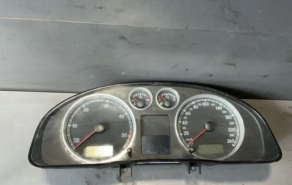 Volkswagen PASSAT B5.5 Speedometer (instrument cluster) 3B0920829A