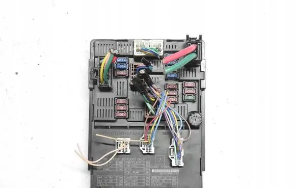 Nissan Note (E12) Relay mounting block 284B7