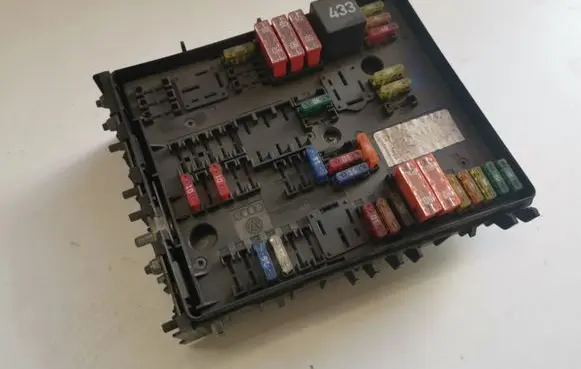 Volkswagen Golf V Fuse module 1K0937124H