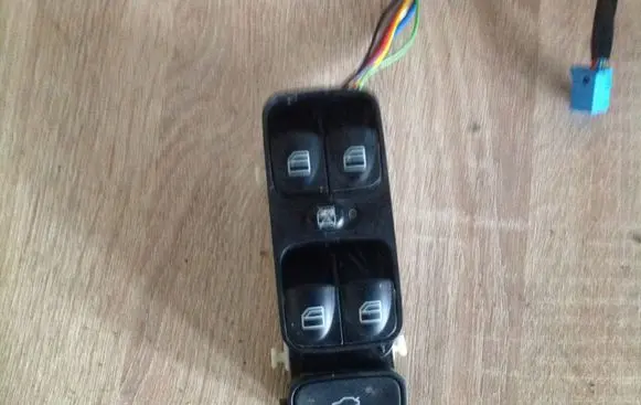 Mercedes-Benz C W203 Electric window control switch A2038210679 020704FQ02