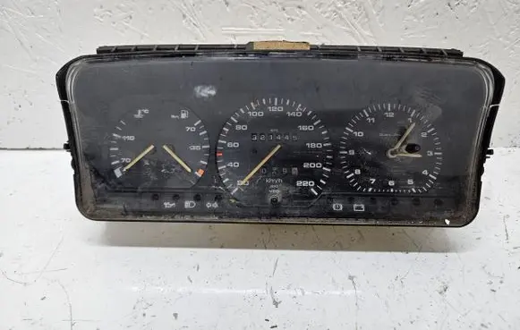 Volkswagen PASSAT B3 Speedometer (instrument cluster) 81117621