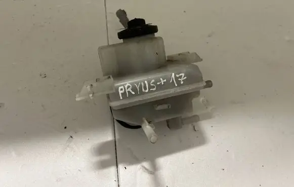 Toyota Prius+ (ZVW40) Brake fluid reservoir 