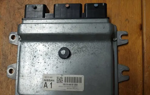 Nissan Qashqai Engine control unit/module ECU MEC93400 MEC93