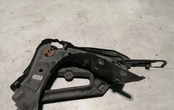 Skoda Octavia Mk2 (1Z) Headlight/headlamp mounting bracket 1Z0941340