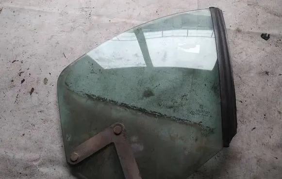 Peugeot 206 Rear side window as2