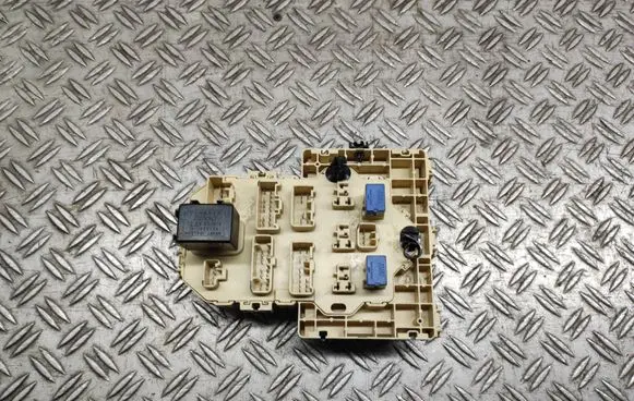 Suzuki SX4 Fuse module 3677075K30 B75K1