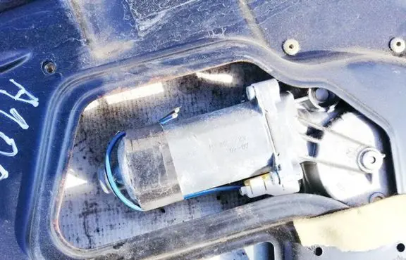 Volkswagen II LT Front door window regulator motor 0130821735