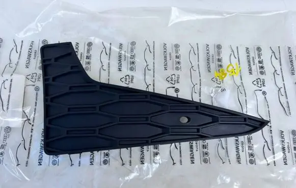 Seat Leon (5F) Front bumper lower grill 5F0853666B