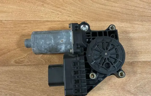 Ford Mondeo Mk III Rear door window regulator motor 0130821773