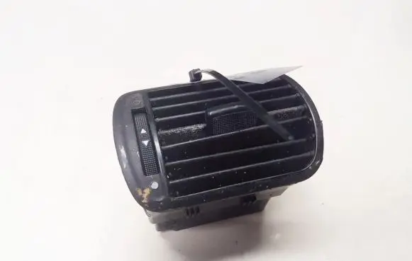 Seat Toledo II (1M) Dash center air vent grill 8L0820901