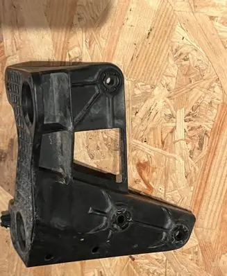 Chevrolet Corvette C8 Radiator mount bracket 84168884 PGF30