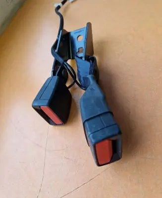 Middle seatbelt buckle (rear)