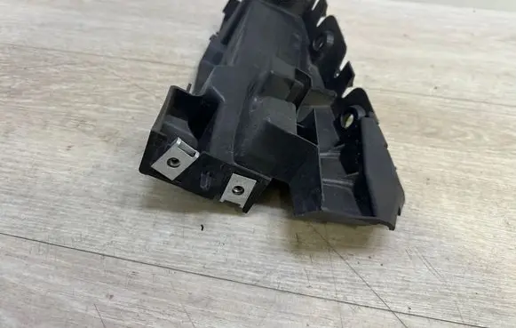 Front bumper mounting bracket
