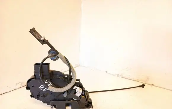 Volvo V70 Front door lock 31253674 986904104 A048317