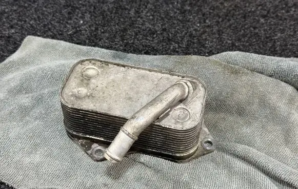 BMW 3 E90 E91 Engine oil radiator 7525333