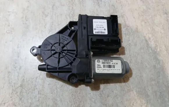Volkswagen Touran I Front door window regulator motor 1T0959702