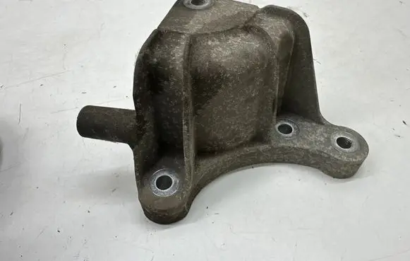 Opel Insignia B Engine mounting bracket 84154411