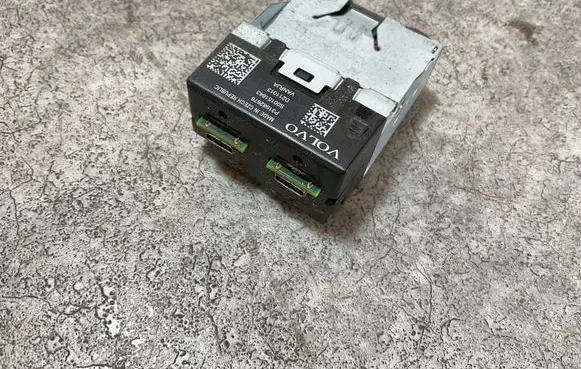 Polestar 2 USB socket connector 31682676 41049760 S00151843
