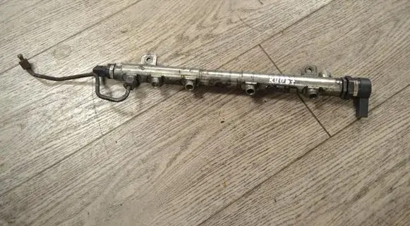 Mercedes-Benz Sprinter W906 Fuel distributor 0445214109
