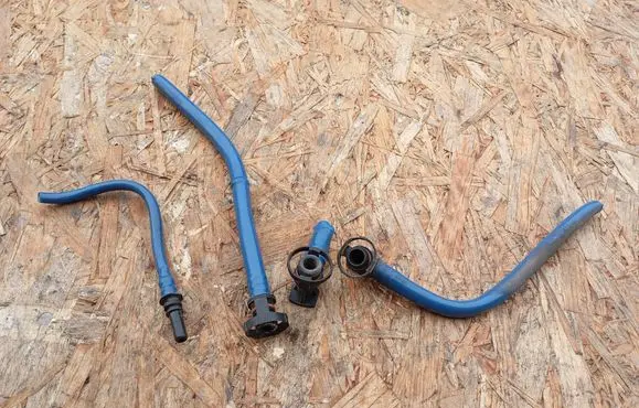 BMW 1 E81 E87 Fuel line pipe 