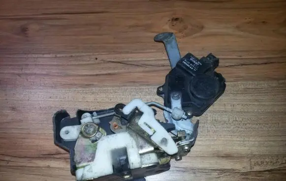 Mitsubishi Galant Rear door lock 1015280110