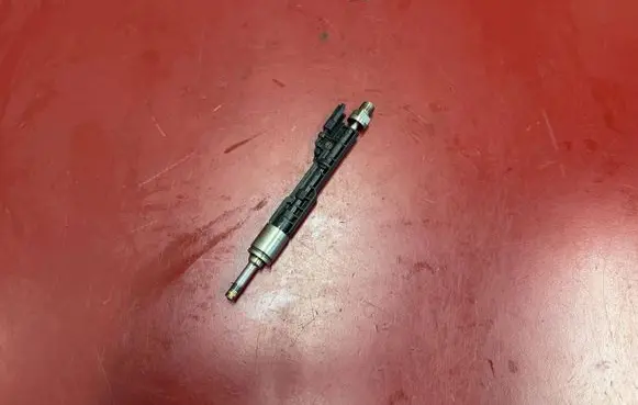 BMW X3 F25 Fuel injector 13647639994 7639994 0261500172