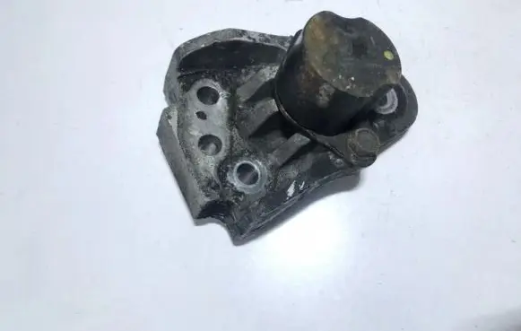 Hyundai Getz Engine mounting bracket