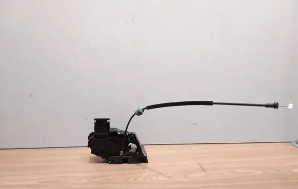 Volvo V50 Front door lock 30699792