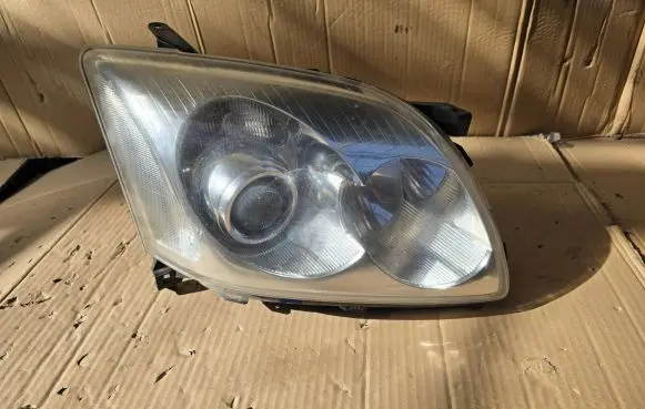 Toyota Avensis T250 Headlight/headlamp