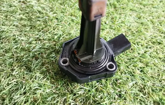 Audi A4 S4 B8 8K Oil level sensor 03C907660H 6PR00962901