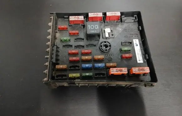Volkswagen PASSAT B6 Fuse module 3C0937125 63592777