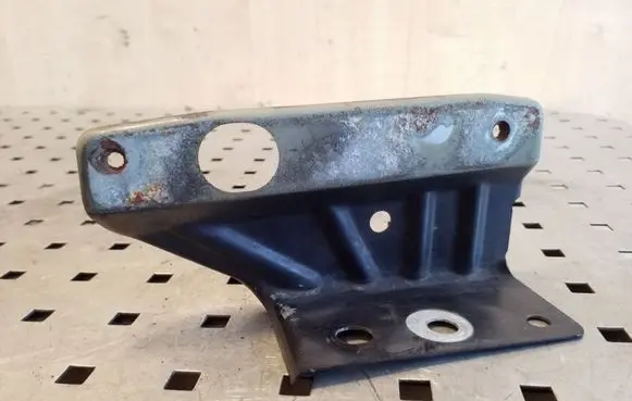 Nissan Qashqai Fender mounting bracket