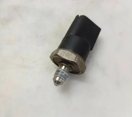 Volkswagen PASSAT B6 Fuel pressure sensor 06D906051A