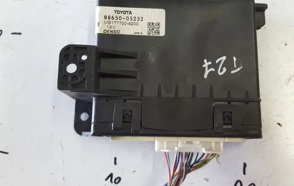 Toyota Avensis T250 Air conditioning/heating control unit 8865005252