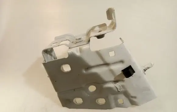 Renault Master III Fender mounting bracket 631429931R