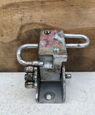Volkswagen Touareg I Front door lower hinge 7L0831412