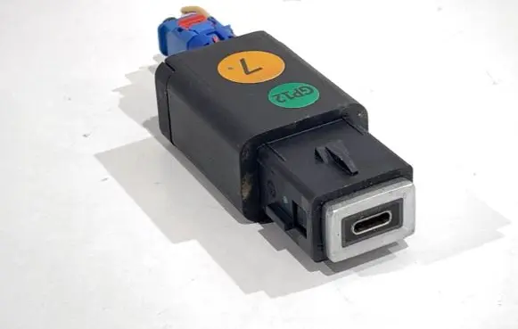 Peugeot 308 SW USB socket connector 98483947VV