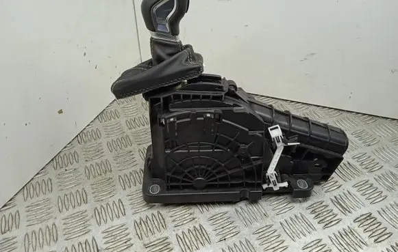 Volvo XC60 Gear shifter/selector P32240585