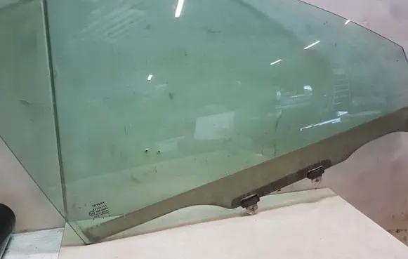 Toyota Avensis T220 Front door window glass four-door