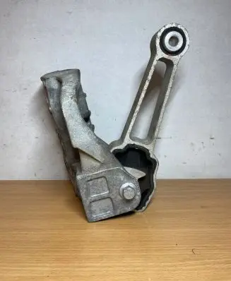 Volvo XC60 Engine mounting bracket CJ326P096 C565