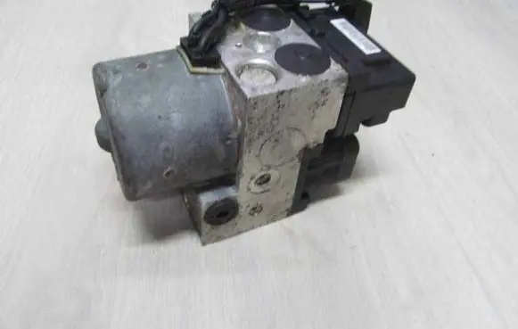 Subaru Impreza II ABS Pump 27534FE041 7313