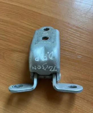 Hyundai Tucson TL Front door upper hinge A046057