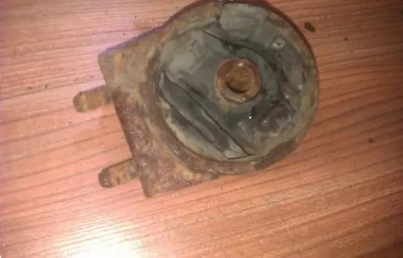 Mazda 323 Engine mount bracket